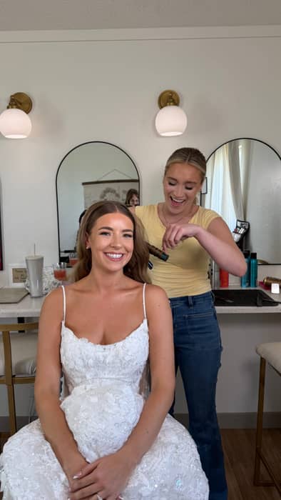 It’s the communication after the bridal trial that makes all the difference!! She wanted a very warm and bronzey look, but wanted those colors toned down a bit for wedding day. I loved how this look turned out, let me know what you guys think!!🤍
•
#makeupartist #weddingmakeup #bridalmakeup #bridalmakeupartist #makeupinspo